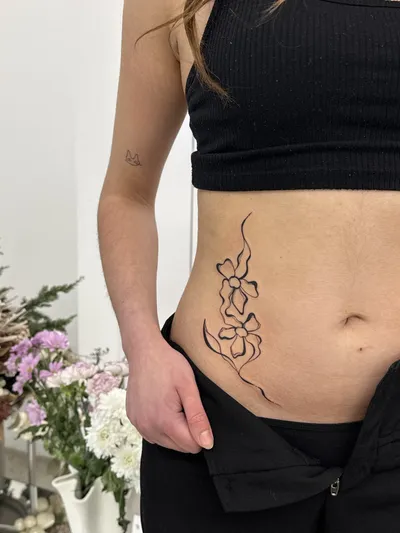 Blossoms and whip lines running down the side of the stomach