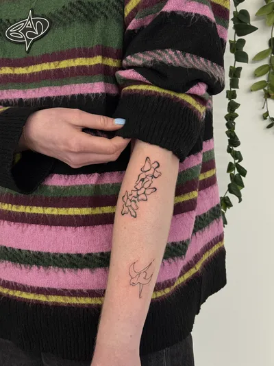 Small fine-line blossoms on the forearm